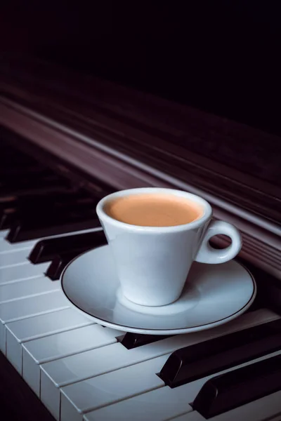 Xícara Café Teclas Piano Com Espaço Cópia Conceito Pausa Para — Fotografia de Stock