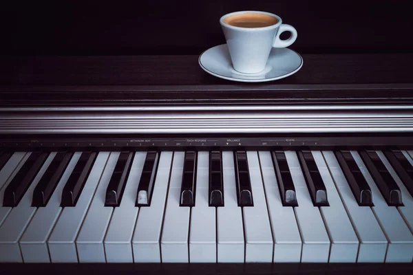 Kopp Kaffe Piano Nycklar Med Kopieringsutrymme Begreppet Kaffe Paus Musikalisk — Stockfoto