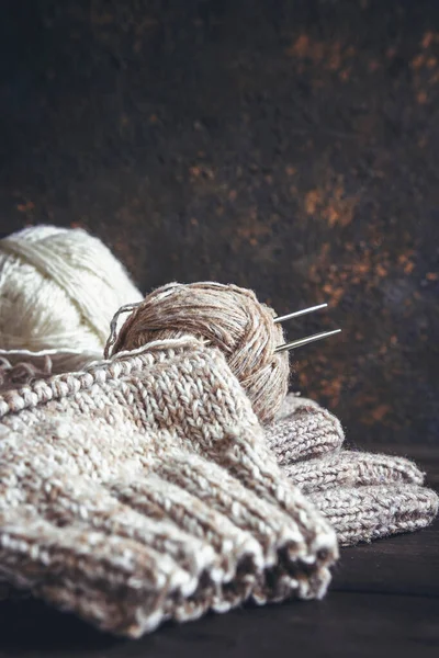 斯堪的纳维亚风格单色针织业余爱好用毛线和针织管材 具有复制空间 — 图库照片