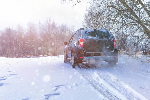 Bildäck Vinterväg Täckt Med Snö Snöiga Landskap Med Ett Fordon — Stockfoto