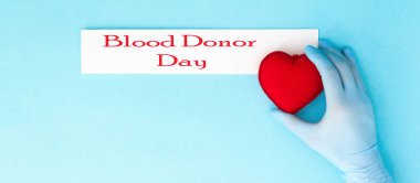 el bir el kırmızı bir kalp verir - kan bağışı, dünya kan bağışı günü tıbbi arka plan