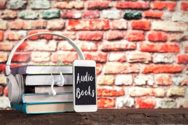 Beyaz kulaklık ve kitaplar, konsept kitaplar sesli kitaplar ve e-öğrenme, e-kitap