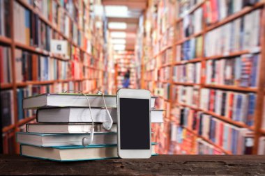 Beyaz kulaklık ve kitaplar, konsept kitaplar sesli kitaplar ve e-öğrenme, e-kitap