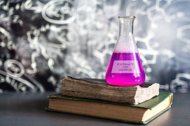 Laboratuvarın arka planına karşı reaksiyon sırasında renkli sıvı ile dolu bir kimyasal laboratuvarda cam, kimyasal deneyim, tıpta teknolojiler, ilaç