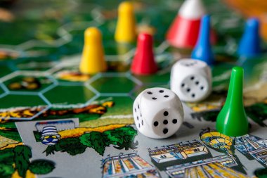 masa oyunları kavramı. Yeşil arka plan kopyalama alanında zarlar, çipler ve kartlar