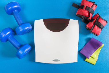 Halter spor malzemeleri bir mavi renkli mat, spor, pokddeniya ve yaşam tarzı egzersiz ile fikri üzerinde ölçekler