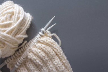 Siyah arka planda örgü ipliği