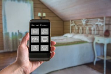 Akıllı ev teknolojisi arayüzü akıllı telefon uygulaması ekranında artırılmış gerçeklik (Ar) görünümü ile şeylerin (çok) bağlı nesneler daire içinde iç, kişi tutma aygıtı