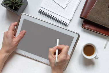 Eller bir kafe - arka planı tablo, smartphone, kahve fincan izole ekranlı dijital tablet bilgisayar