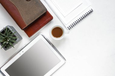 Düz yatıyordu, en iyi görünümü office tablo Resepsiyon. Çalışma alanı boş klibi kurulu, klavye, büro malzemeleri, kalem, yaprak yeşil ve beyaz arka plan üzerinde kahve fincanı