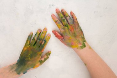 Resim ve fırça kullanan bir çocuğun elleri, hobi fikri, yaratıcılık, rahatlama.