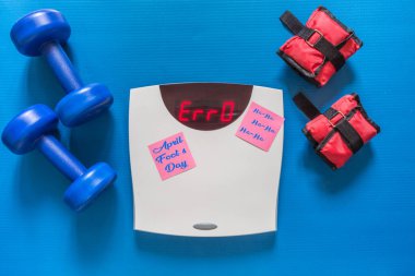 Ölçekler bir çatlak ve yazıt hata halter spor halı, bir miting, 1 Nisan aptal gün kahkaha bir şaka ile