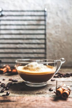 bir fincan kahve ve kahve çekirdekleri tarçın ile natürmort ahşap bir masa üzerinde oturma odasında sopa, Konfor ve İskandinav tarzı hugge iç kavramı