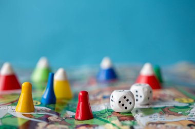 masa oyunları kavramı. Yeşil arka plan kopyalama alanında zarlar, çipler ve kartlar