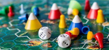 masa oyunları kavramı. Yeşil arka plan uzun afiş üzerinde zar, cips ve kartlar