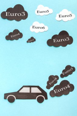 dizel yakıt Euro3 ile araçların hareketi dizel yakıt yasağı, mavi bir arka plan yol işareti üzerinde aracın karanlık ve açık bulutlar yakın