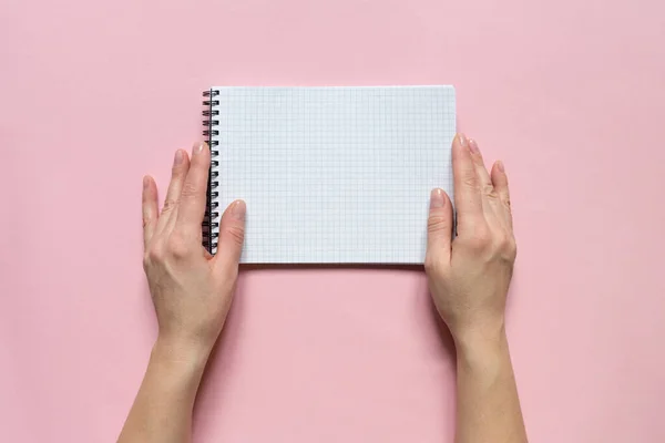 Weibliche Hände Die Ein Notizbuch Mit Leeren Blättern Zum Schreiben — Stockfoto