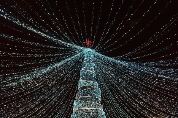 Árbol Navidad Iluminado Con Estrella Roja —  Fotos de Stock
