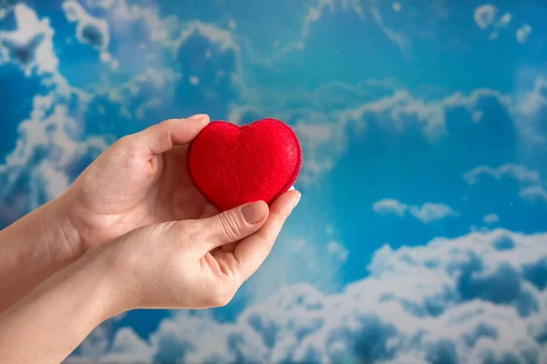 Eller Göğe Karşı Donör Güne Çocuğun Kalbini Geçmek Sağlık Için — Stok fotoğraf