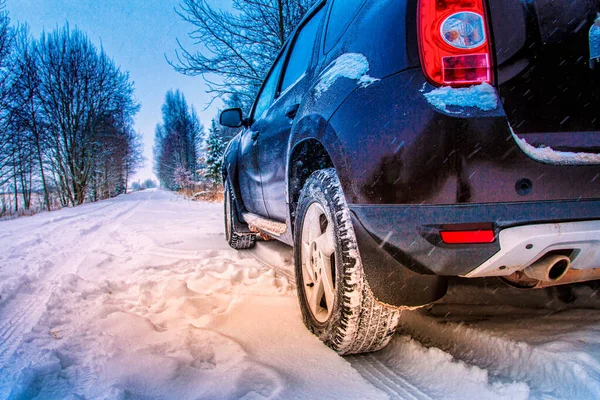 Bildäck Vinterväg Täckt Med Snö Snöiga Landskap Med Ett Fordon — Stockfoto