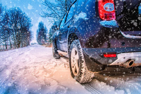 Bildäck Vinterväg Täckt Med Snö Snöiga Landskap Med Ett Fordon — Stockfoto