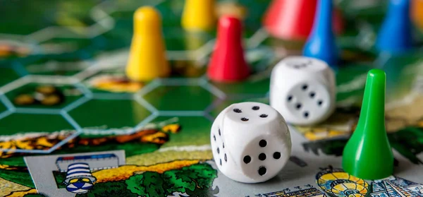 Masa Oyunları Kavramı Yeşil Arka Plan Uzun Afiş Üzerinde Zar — Stok fotoğraf