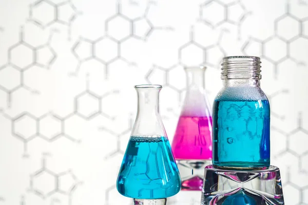 実験室の背景に対する反応の間に着色された液体で満たされた化学実験室のガラス 化学経験 医薬品の技術 — ストック写真