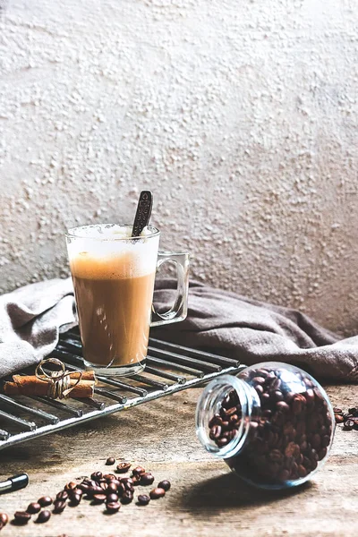 Stilleben Med Kopp Kaffe Och Kaffebönor Kanel Pinnar Vardagsrummet Ett — Stockfoto