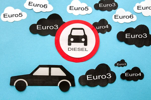 Prohibición de la circulación de automóviles con gasóleo euro3, nubes de papel y automóviles y señales de tráfico —  Fotos de Stock