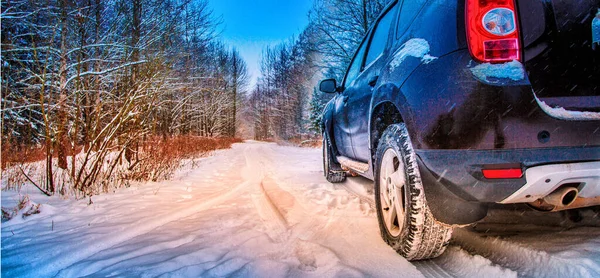 Bildäck Vinterväg Täckt Med Snö Snöiga Landskap Med Ett Fordon — Stockfoto