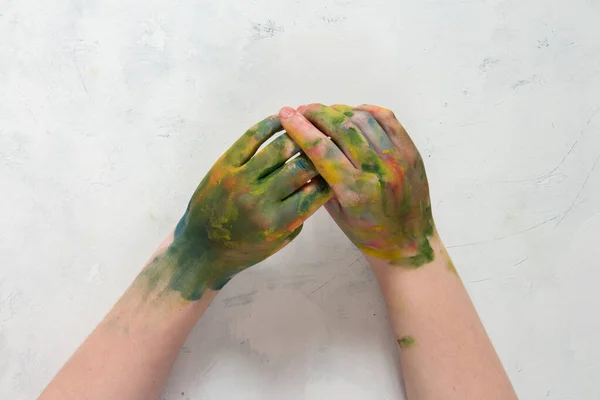 Hand Met Een Groene Muur — Stockfoto