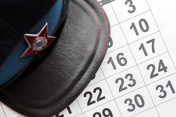 23 de fevereiro, Defensor do Dia da Pátria, cartão de férias. Boné militar e calendário — Fotografia de Stock