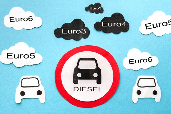 Prohibición de la circulación de automóviles con gasóleo euro3, nubes de papel y automóviles y señales de tráfico —  Fotos de Stock
