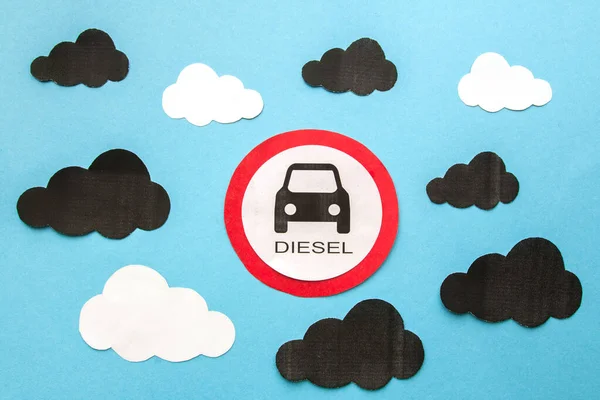Proibição de gasóleo sobre a circulação de automóveis com combustível diesel Euro3, nuvens escuras e claras do carro em um sinal de fundo azul estrada fechar — Fotografia de Stock