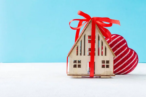 Holzhaus mit rotem Herz auf weißem Hintergrund. Liebesnest, Liebesbeziehungen. Kauf eines Hauses mit einer jungen Familie. Bezahlbarer Wohnraum. Banner. Familienpsychologie, starke Beziehungen — Stockfoto