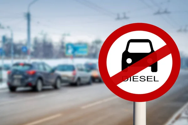 Diesel Prohibición de la circulación de automóviles con gasóleo Euro3, Calle con el transporte en el desenfoque y señal de tráfico de cerca —  Fotos de Stock