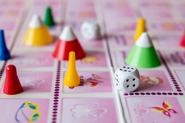 Konzept Der Brettspiele Würfel Chips Und Karten Auf Rosa Hintergrund — Stockfoto