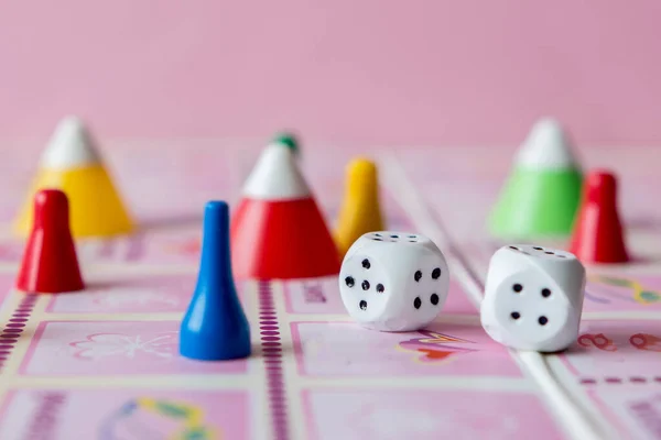 Konzept Der Brettspiele Würfel Chips Und Karten Auf Rosa Hintergrund — Stockfoto