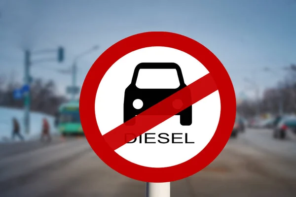 Diesel Prohibición de la circulación de automóviles con gasóleo Euro3, Calle con el transporte en el desenfoque y señal de tráfico de cerca —  Fotos de Stock