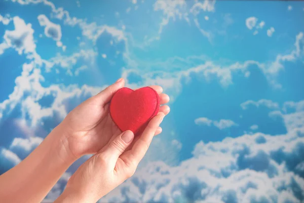 手は子供に心を渡す 空に対するドナーの日の世話 健康への希望 臓器提供 — ストック写真