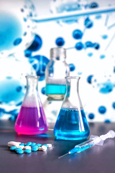 Vetro Laboratorio Chimico Riempito Liquido Colorato Durante Una Reazione Sullo — Foto Stock