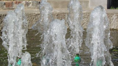 Çeşmenin saydam akışları parçalanın