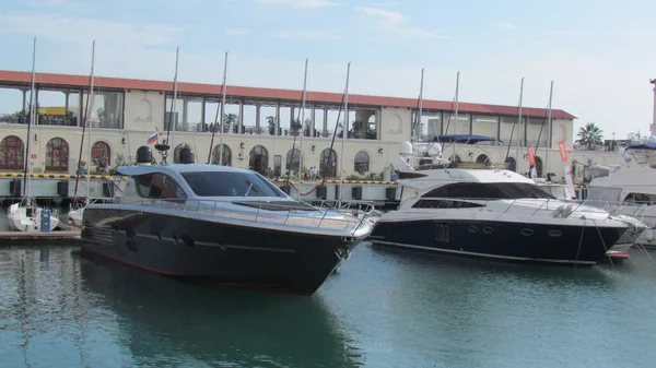 Due Bellissimi Yacht Molo Nel Porto Della Città Mare — Foto Stock
