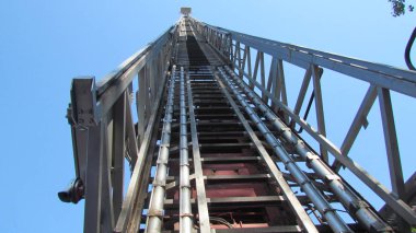 Mavi bir gökyüzüne giden uzun ve yüksek merdiven