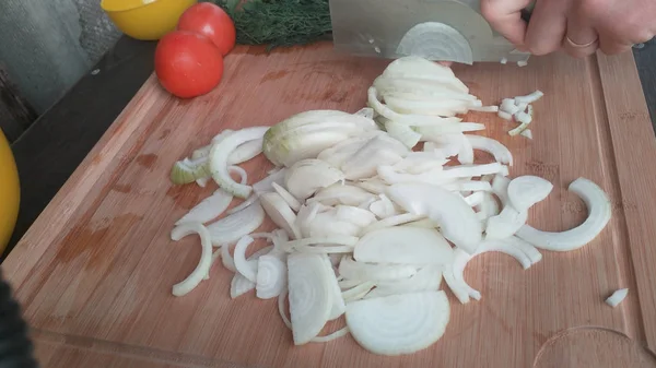 Beyaz Soğan Halkaları Bir Bıçak Ile Kesilmiş Ahşap Bir Tahta — Stok fotoğraf