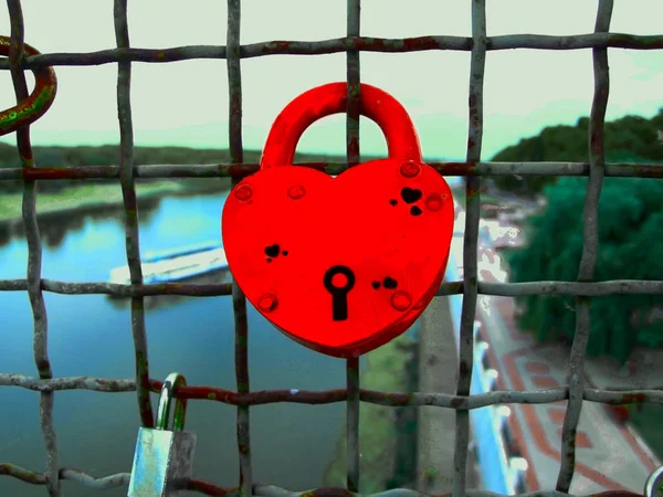 Rode kasteel hart op het hek, bruiloft, Valentijnsdag, symbool van de liefde — Stockfoto