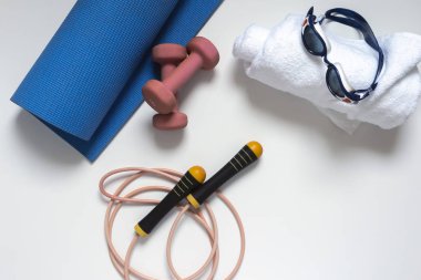 ip atlama, yoga mat, halter, beyaz banyo havlusu, Gözlük, beyaz bir arka plan üzerinde yakın çekim Yüzme