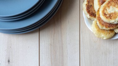 bir daire bir ahşap yüzey ve temiz mavi levha, üstten görünüm üzerinde süzme peynir krep