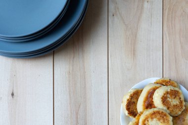 süzme peynir krep ekşi krema ve incir bir kavanoz reçel 