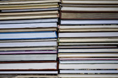 çok renkli bir kapak kitaplarında yığını yakın çekim